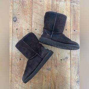 UGG Girl’s Classic II boot Size 3